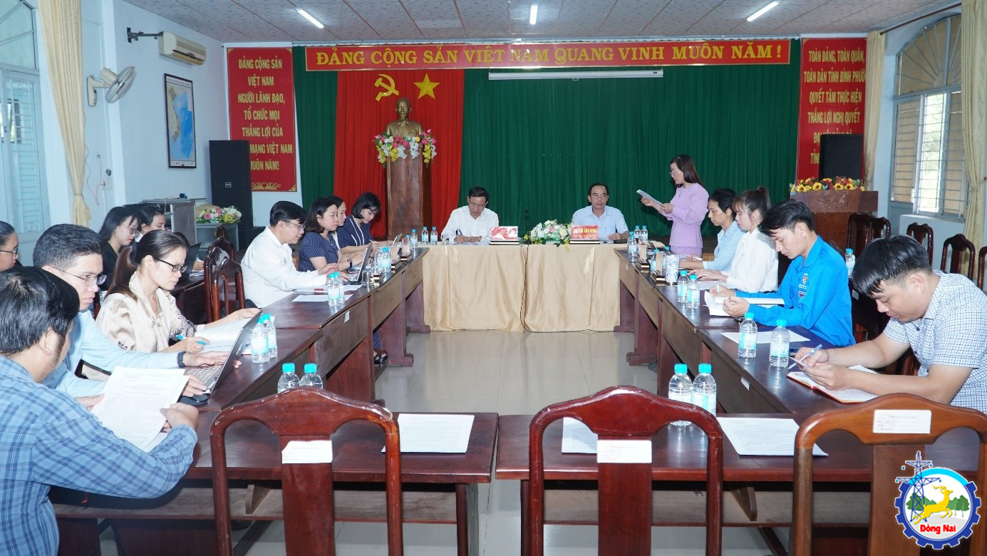 Đồng chí Hoàng Lan Anh - ĐUV Phó Chủ tịch Thường trực UBMTTQVN, Chủ tịch Hội LHPN phường trình bày báo cáo kết quả công tác Mặt trận năm 2025, chương trình phối hợp và thống nhất hành động năm 2026.