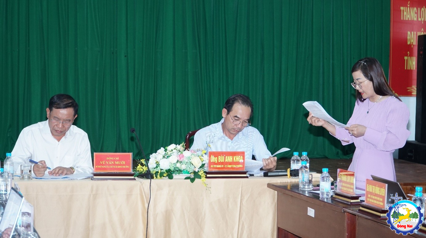 Đồng chí Hoàng Lan Anh - ĐUV Phó Chủ tịch Thường trực UBMTTQVN, Chủ tịch Hội LHPN phường trình bày báo cáo kết quả công tác Mặt trận năm 2025, chương trình phối hợp và thống nhất hành động năm 2026.