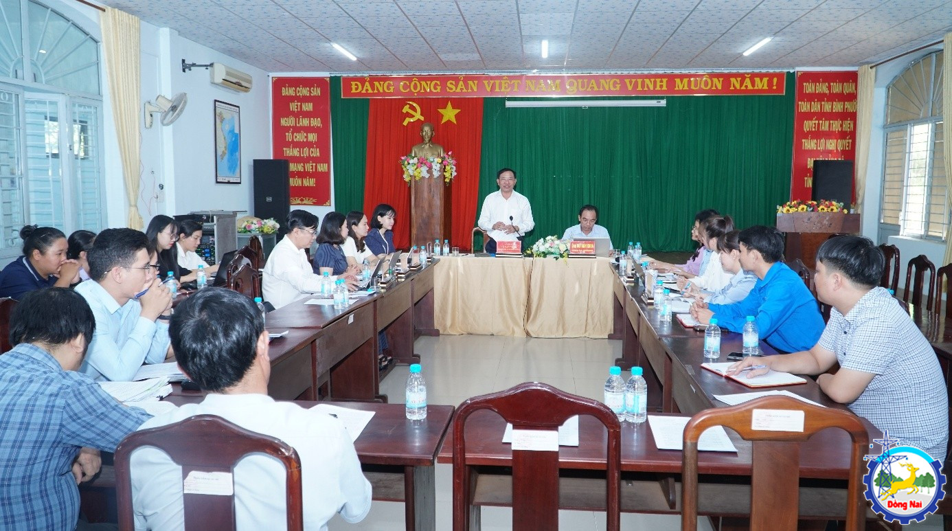 Đồng chí Vũ Văn Mười - Bí thư Đảng ủy, Chủ tịch HĐND phường phát biểu tại hội nghị.