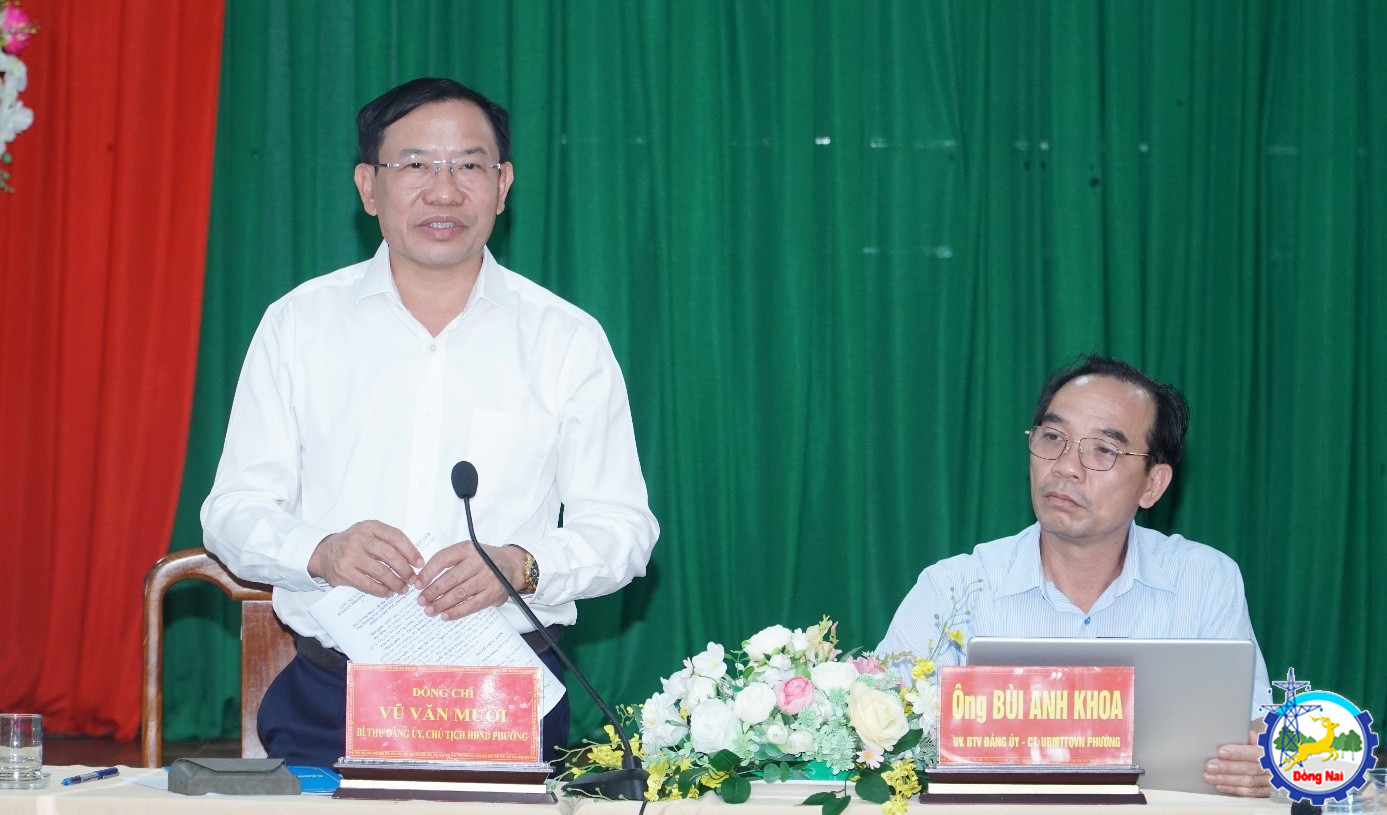 Đồng chí Vũ Văn Mười - Bí thư Đảng ủy, Chủ tịch HĐND phường phát biểu tại hội nghị.