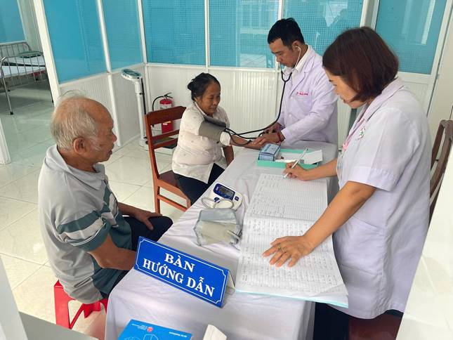 Có thể là hình ảnh về một hoặc nhiều người, mọi người đang học, bệnh viện và văn bản